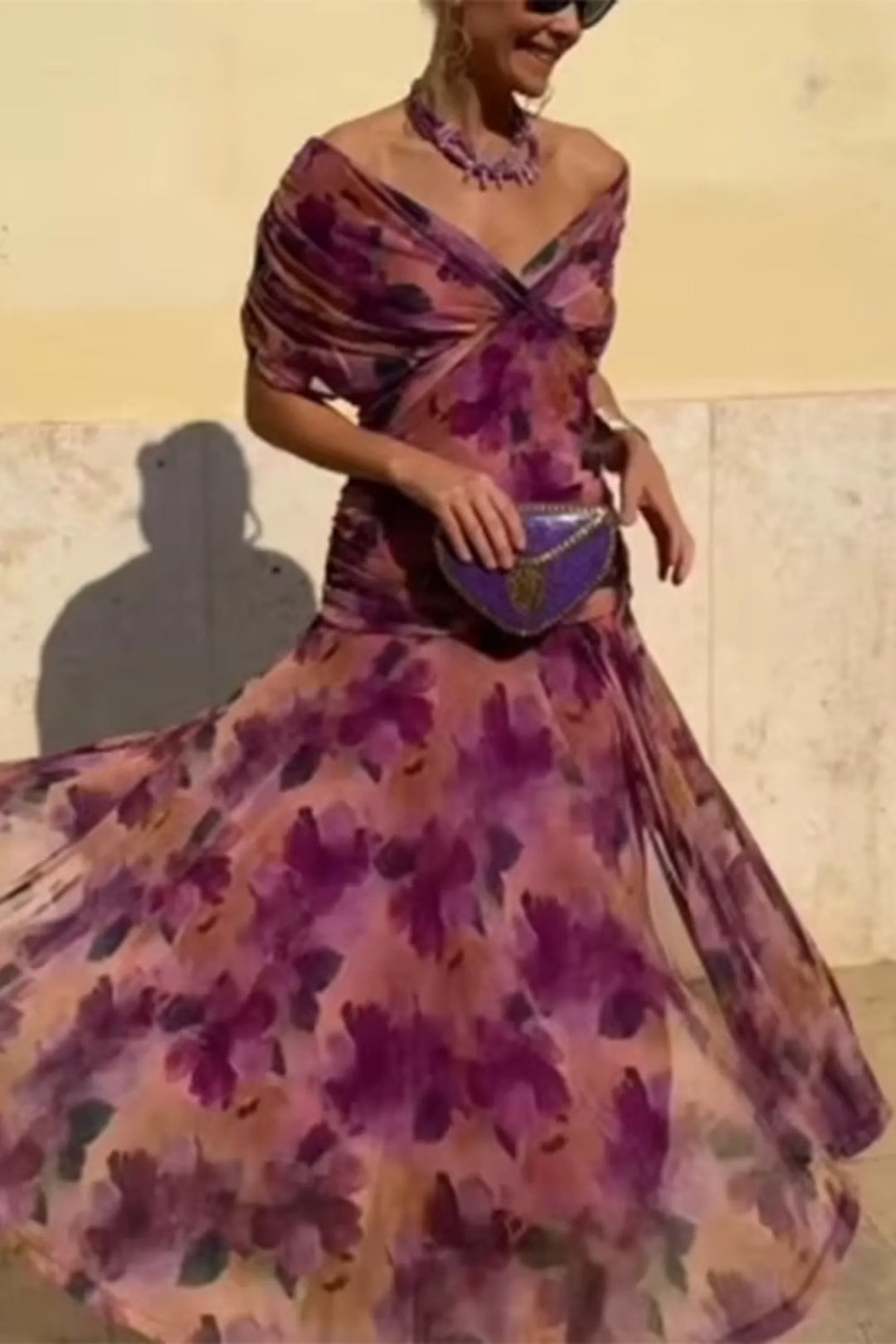 Elegantné dlhé spoločenské šaty s výstrihom do V