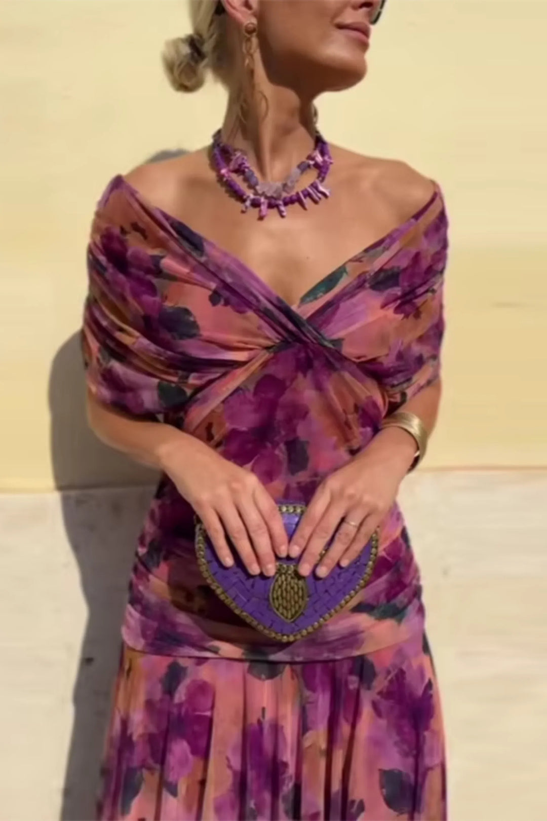 Elegantné dlhé spoločenské šaty s výstrihom do V