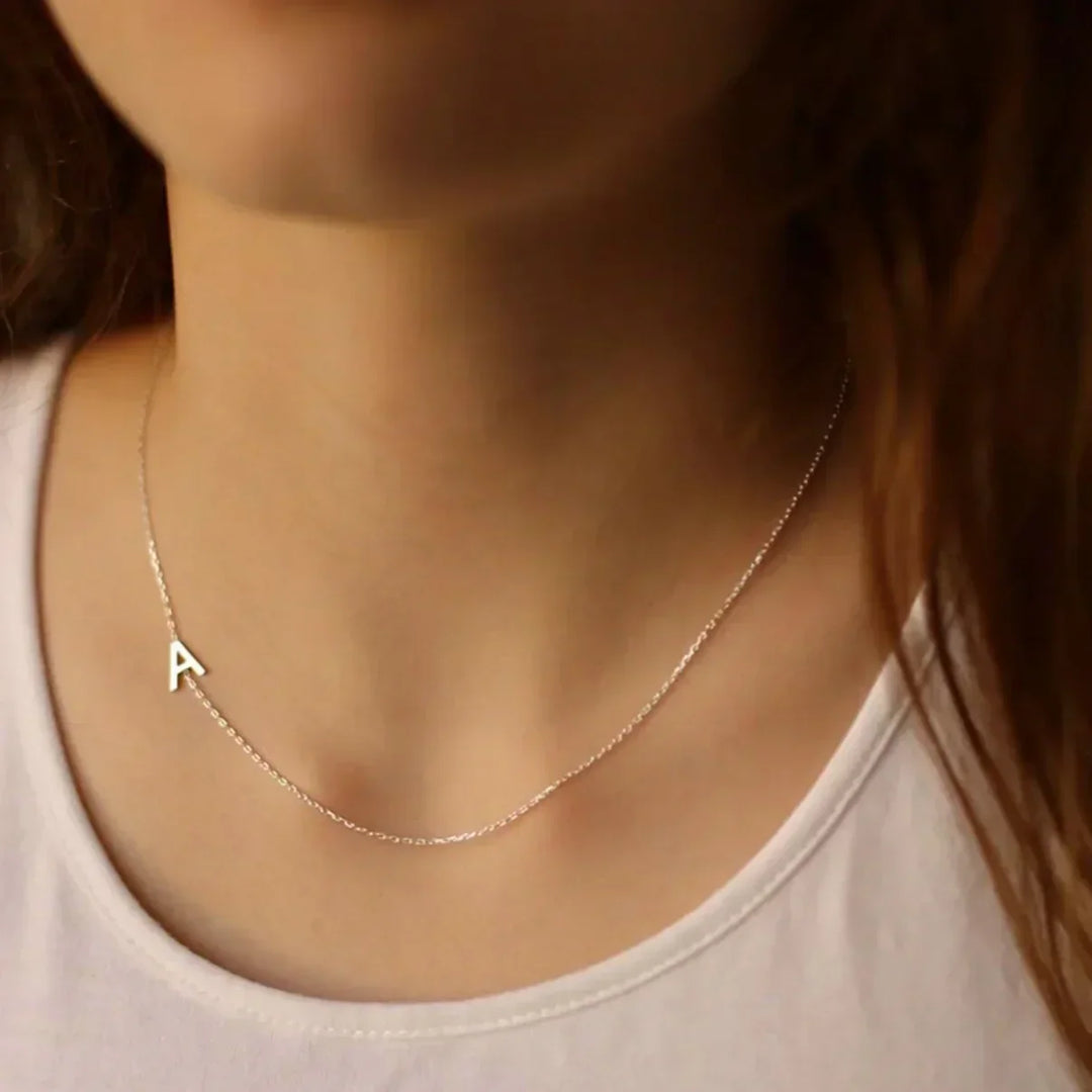 Personalizovaný náhrdelník s bočným iniciálom