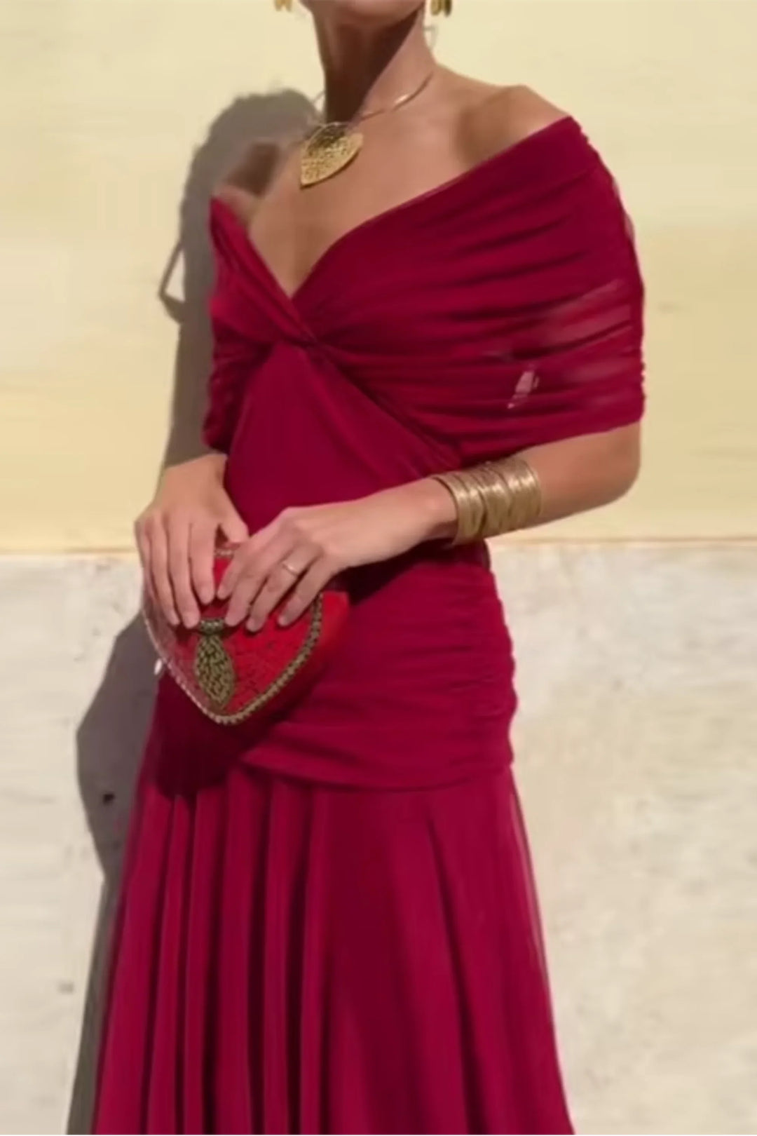 Elegantné dlhé spoločenské šaty s výstrihom do V