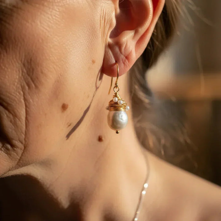 Vintage náušnice z perál s pozlátenými detailmi