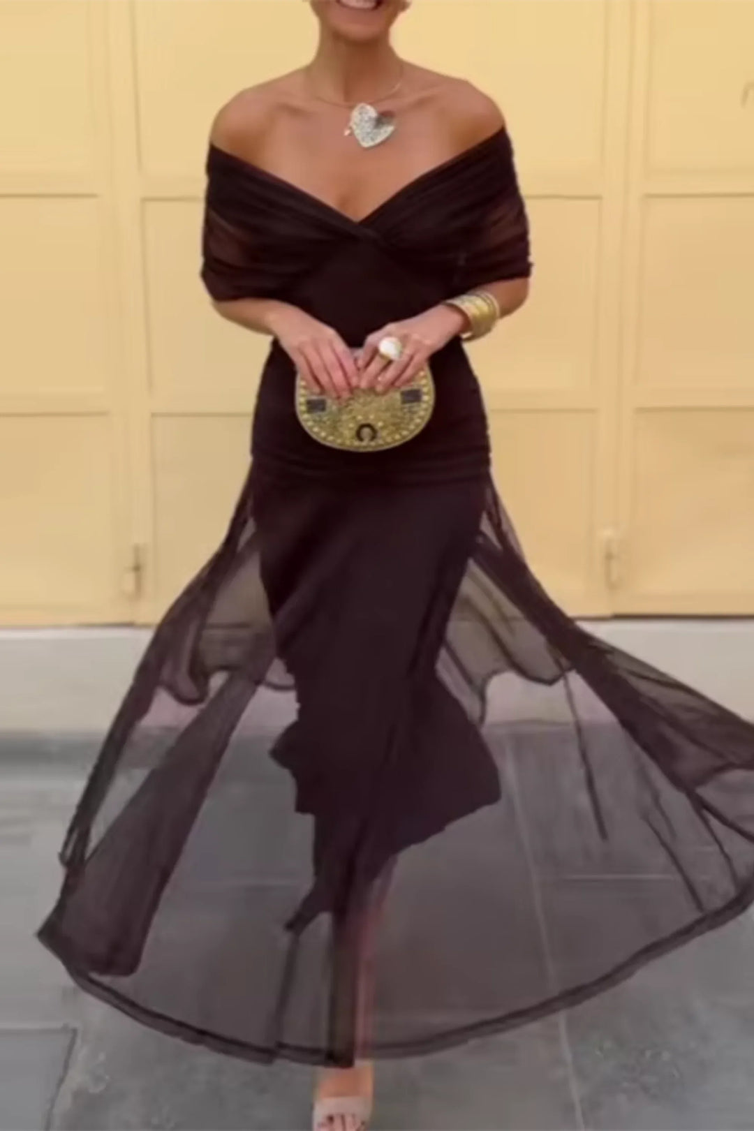 Elegantné dlhé spoločenské šaty s výstrihom do V