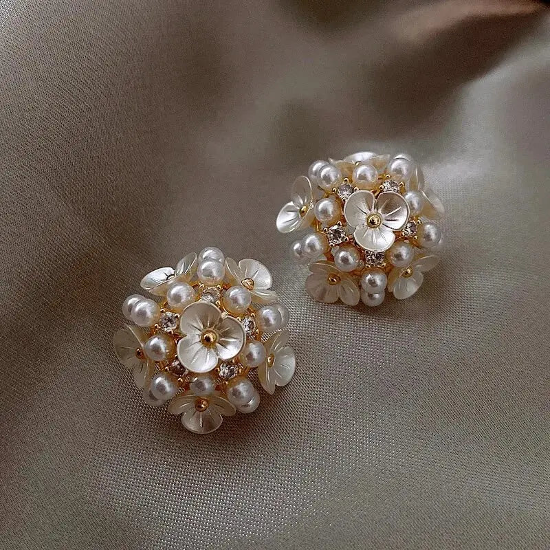 Náušnice v tvare kvetu s elegantnými perlami