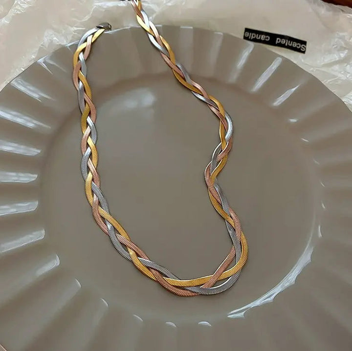 Elegantný náhrdelník zo zlata a striebra