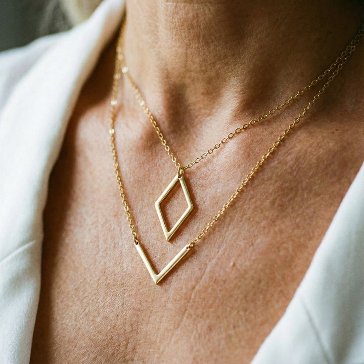 Elegantný náhrdelník s geometrickým príveskom vo tvare V