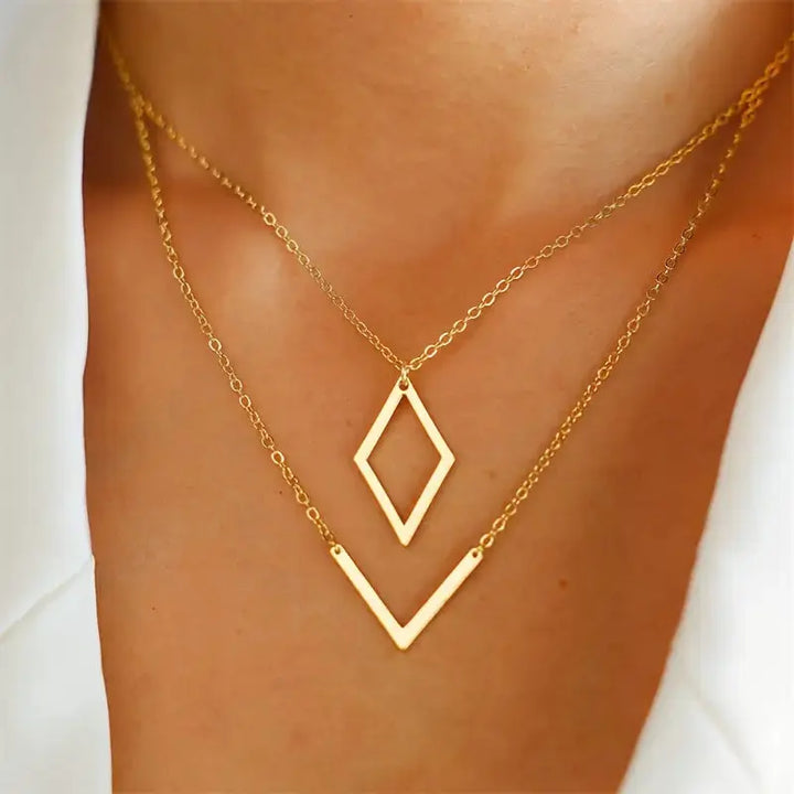 Elegantný náhrdelník s geometrickým príveskom vo tvare V