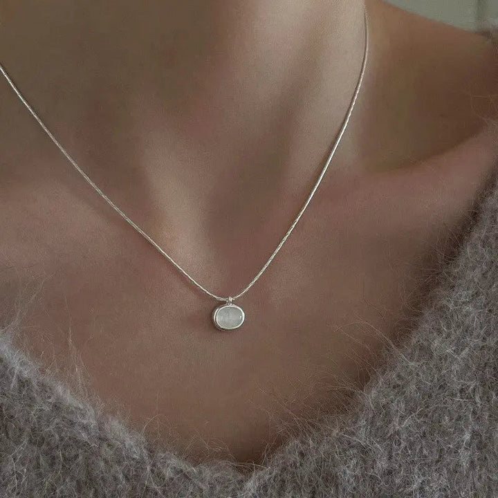 Klasický náhrdelník s príveskom so solitérom zo striebra