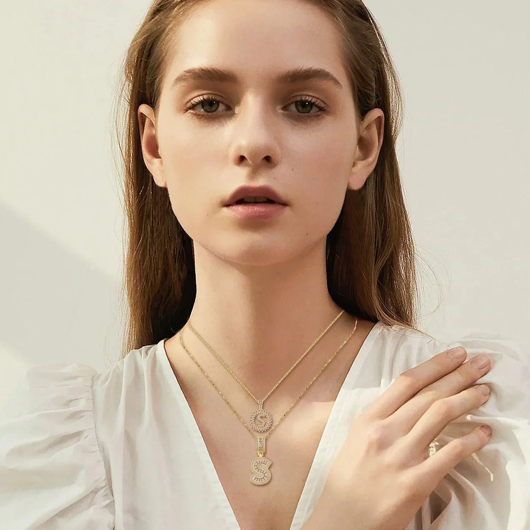 Zlatý iniciálový náhrdelník s pavé diamentmi – Elegantná súprava