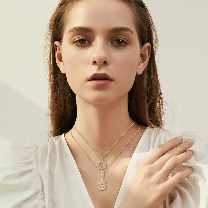 Zlatý iniciálový náhrdelník s pavé diamentmi – Elegantná súprava