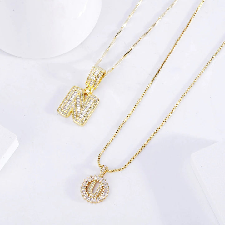 Zlatý iniciálový náhrdelník s pavé diamentmi – Elegantná súprava