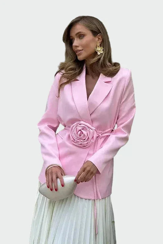Elegantný kabát v čiernej farbe