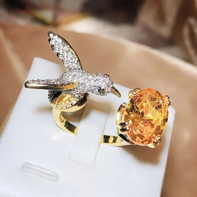 Nastaviteľný prsteň s drahokamom Colibri – zirkón, pozlátený 14-karátovým zlatom