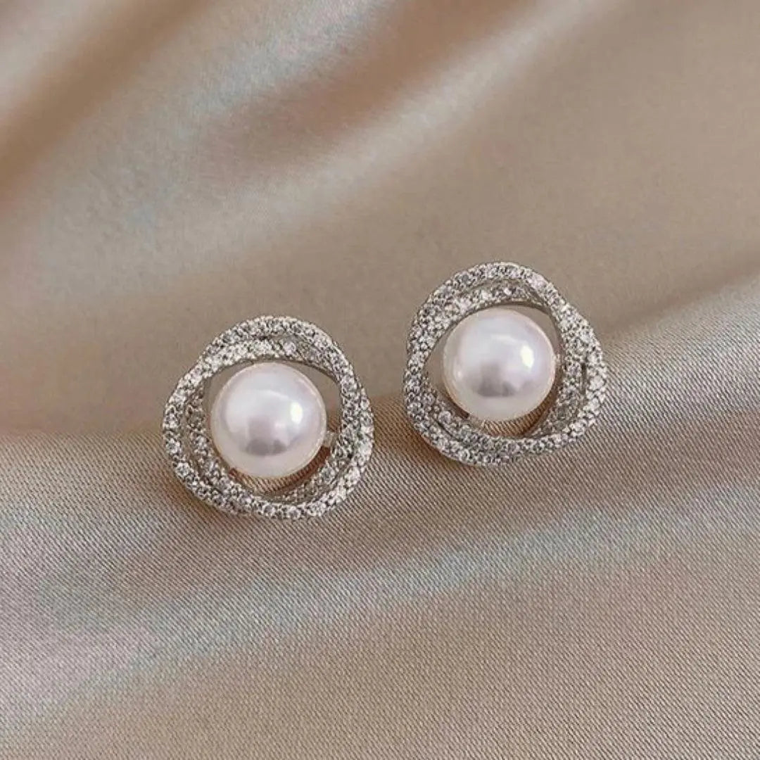 Špirálové lesklé náušnice s elegantnými perlami