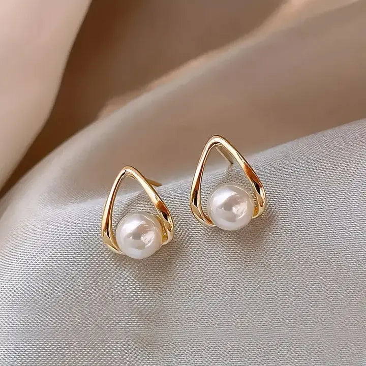 Trojuholníkové náušnice s elegantnými perlami