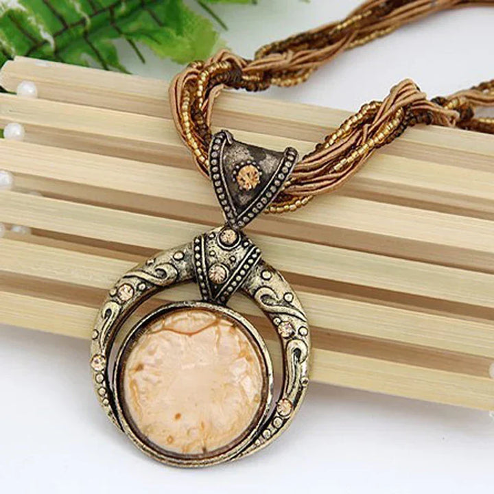 Vintage náhrdelník s etnickým príveskom zo zeleného kryštálu