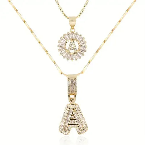 Zlatý iniciálový náhrdelník s pavé diamentmi – Elegantná súprava
